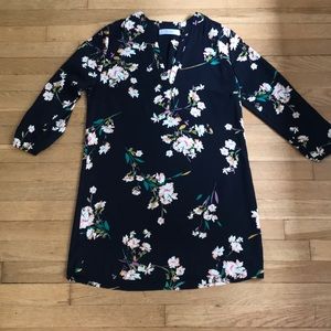 Dark navy floral patterned v-neck box dress